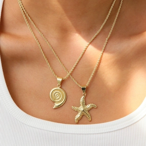 Colliers dorés avec pendentifs coquillage et étoile de mer sur chaînes de corde
