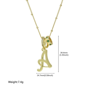 Collana con ciondolo lettera A corsiva placcata oro 18k con smeraldo verde e zirconi