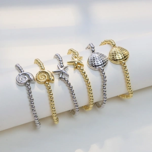 Bracelets élastiques en perles avec breloques coquillage, étoile de mer et conque dorés et argentés