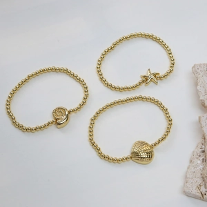 Ensemble de bracelets dorés élastiques avec pendentifs étoile de mer, coquillage et conque