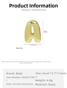 Vue détaillée du charm lettre A en laiton doré avec dimensions précises de 15,7 mm de haut