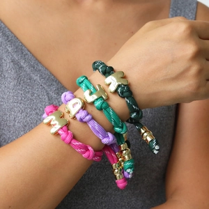 Bunte Nylonarmbänder mit goldenen Buchstabenanhängern für Damen Mode-Accessoires