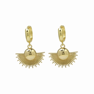 Vue détaillée de boucles d'oreilles soleil dorées irrégulières avec finition métallique