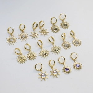 Boucles d'oreilles créoles soleil en laiton vintage avec zircons et design céleste