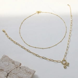 Minimalistische zweilagige Goldkette mit Buchstaben B und E Anhängern für Damen