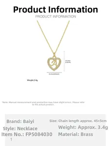 Detailansicht goldener Herzanhänger mit Buchstabe A, Zirkonia und Maßangaben