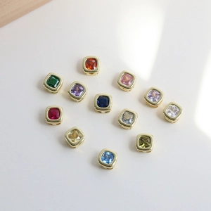 Draufsicht auf 12 quadratische Messing-Zirkonia-Geburtssteine für DIY-Schmuck