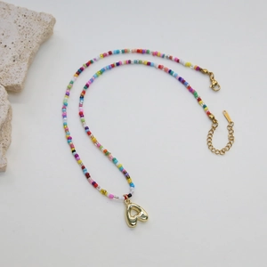 Collana di perline colorate con ciondolo a cuore dorato e chiusura a moschettone