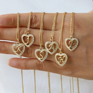 Goldene Herz-Halsketten mit glitzernden Kristallen und personalisierten Buchstaben