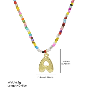 Collana di perline colorate con pendente a lettera dorata e misure