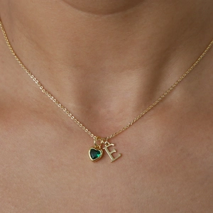 Collana dorata personalizzata con pietra portafortuna cuore verde e pendente lettera E