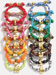 Bunte gewebte Kordelarmbänder mit goldenen Schiebern aus Metallbuchstaben