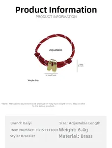 Detail van de verstelbare rood-witte geweven armband met gepolijste messing letter A hanger