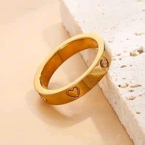 Vue macro d'une bague plaquée or 18k avec cœurs évidés et zircons étincelants
