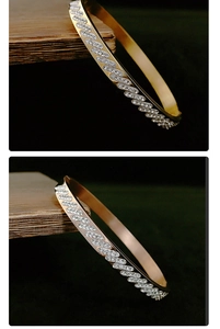 Gros plan détaillé du bracelet en acier doré avec pavage diagonal de cristaux brillants