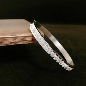 Bracelet Jonc en Acier Inoxydable avec Strass Motif Diagonal Placage sous Vide Luxe Pavé pour Hommes Femmes Bijoux