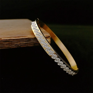 Bracelet en acier titane doré avec cristaux incrustés et design biseauté de luxe