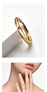 Gros plan détaillé d'une bague minimaliste en titane doré ornée d'un cristal transparent