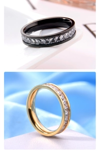Gros plan de bagues en titane or rose et noir serties de zircons carrés pour hommes et femmes