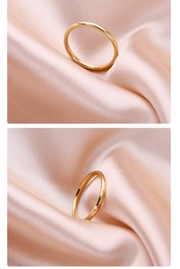 Anillo fino de acero inoxidable en oro de 18k sobre un elegante fondo de seda de color rosa