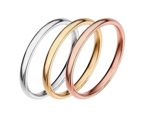 Vista detallada del juego de anillos minimalistas en plata, oro y oro rosa pulido