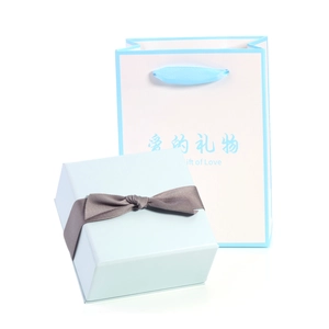 Boîte cadeau bijoux bleu clair élégante avec sac en papier assorti et ruban brun foncé