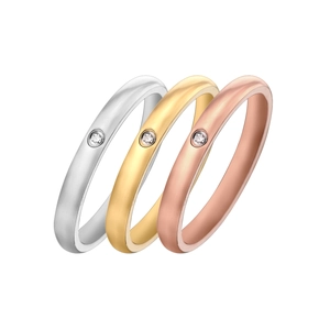 Ensemble de trois bagues en acier titane doré, or rose et argent avec fini brossé