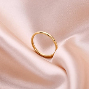Anillo minimalista de acero inoxidable chapado en oro de 18k con acabado pulido en seda