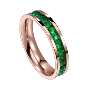 Bague en or rose avec une rangée moderne de zircons verts à coupe carrée