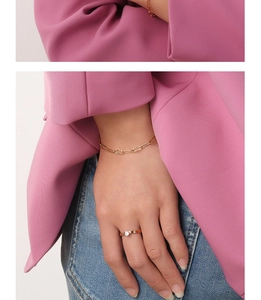 Detalle de un anillo de oro minimalista con un diamante redondo en la mano de modelo