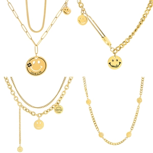 Set de colliers superposés en acier doré avec pendentifs smiley et gravure Love Life