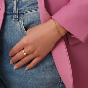 Elegante conjunto de pulsera de cadena de clip dorada y anillo solitario para mujer