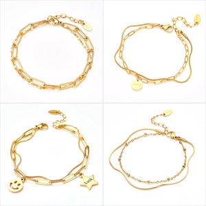 Pulsera de doble capa de acero inoxidable dorado con dijes de la suerte y cara sonriente