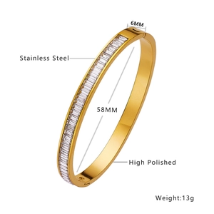 Vista detallada del brazalete de acero inoxidable dorado de 6mm con piedras claras