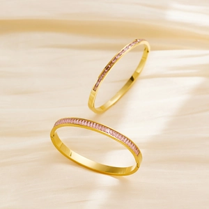 Brazaletes de acero inoxidable dorado con incrustaciones de cristales rosas