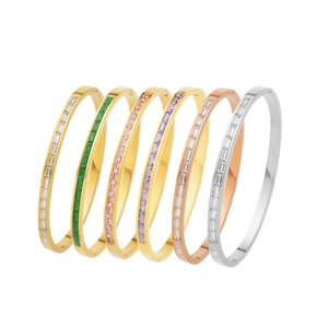 Set de brazaletes apilables de acero inoxidable dorado con piedras de corte baguette