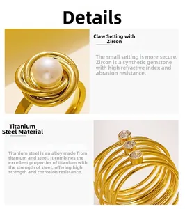 Macro d'anneaux en acier titane doré 18k avec détails de perles blanches et de zircons
