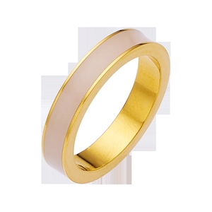 Dettaglio dell'anello largo in acciaio inossidabile dorato con intarsio in smalto beige