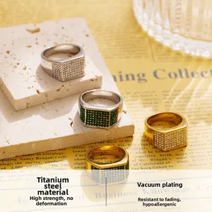 Details von Gold- und Silbersiegelringen mit grünen Zirkonia auf Retro-Hintergrund