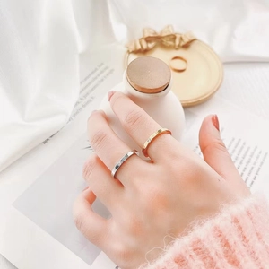 Detalle de anillos minimalistas de oro y plata con pequeños diamantes en estilo de vida