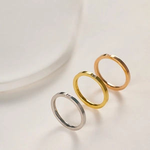 Set de tres anillos minimalistas de acero de titanio con un solo diamante incrustado