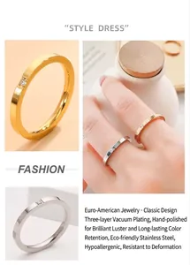 Primer plano de anillos minimalistas de acero al titanio en oro y plata con circonita incrustada