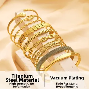 Détail de l'ensemble de 9 bracelets en acier titane doré avec placage sous vide variés
