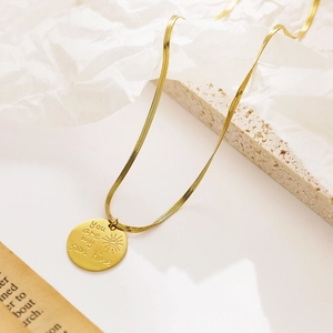 Détail du collier chaîne serpent dorée avec pendentif soleil gravé You are my sunshine