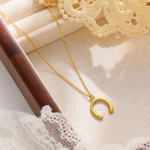 Collier fer à cheval doré avec pendentif zircon dans son coffret en bois chic