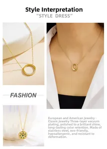 Détail de pendentifs dorés avec zircon et placage sous vide sur acier inoxydable