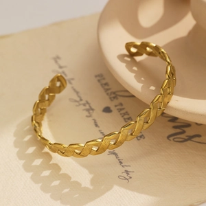 Détail du bracelet manchette en forme de C plaqué or 18k avec texture de maille tissée