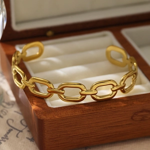 Vue détaillée du bracelet jonc maillon en acier inoxydable plaqué or 18 carats en écrin