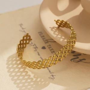 Gros plan du bracelet jonc plaqué or 18 carats avec texture tissée creuse élégante