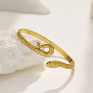 Détail macro du bracelet serpent doré 18 carats avec une texture d'écailles fine